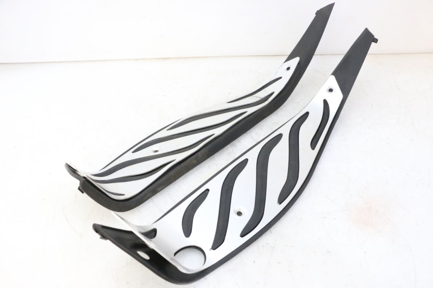 photo de TAPA REPOSAPIES GOMMA PIAGGIO MP3 HPE 310 (2024 - 2025)