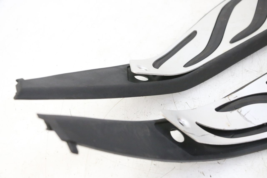 photo de TAPA REPOSAPIES GOMMA PIAGGIO MP3 HPE 310 (2024 - 2025)