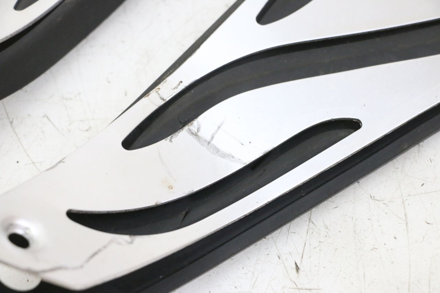 photo de TAPA REPOSAPIES GOMMA PIAGGIO MP3 HPE 310 (2024 - 2025)
