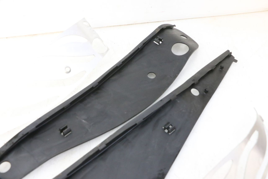 photo de TAPA REPOSAPIES GOMMA PIAGGIO MP3 HPE 310 (2024 - 2025)