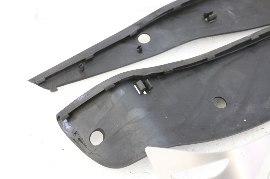 photo de TAPA REPOSAPIES GOMMA PIAGGIO MP3 HPE 310 (2024 - 2025)