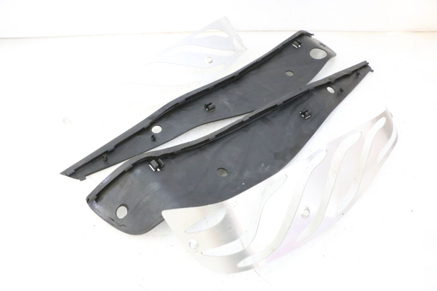 photo de TAPA REPOSAPIES GOMMA PIAGGIO MP3 HPE 310 (2024 - 2025)