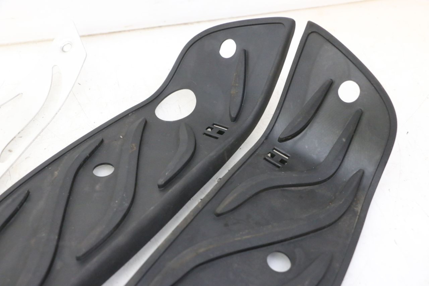 photo de TAPA REPOSAPIES GOMMA PIAGGIO MP3 HPE 310 (2024 - 2025)