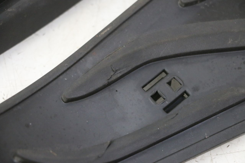 photo de TAPA REPOSAPIES GOMMA PIAGGIO MP3 HPE 310 (2024 - 2025)