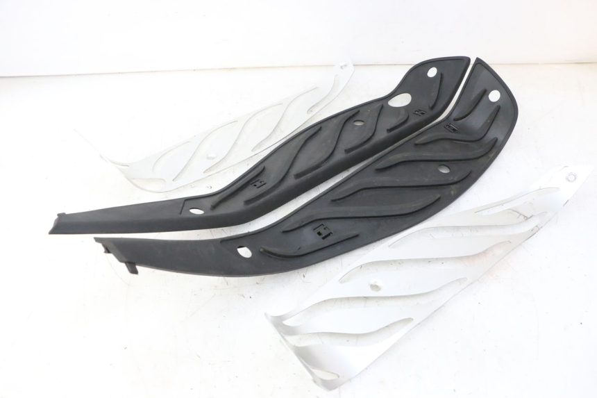 photo de TAPA REPOSAPIES GOMMA PIAGGIO MP3 HPE 310 (2024 - 2025)
