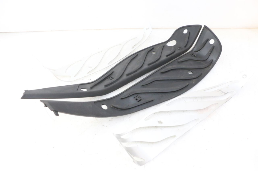 photo de TAPA REPOSAPIES GOMMA PIAGGIO MP3 HPE 310 (2024 - 2025)