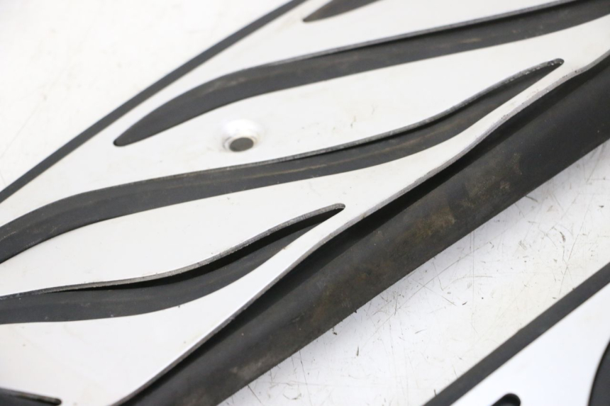 photo de TAPA REPOSAPIES GOMMA PIAGGIO MP3 HPE 310 (2024 - 2025)