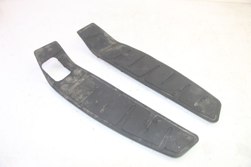 photo de TAPA REPOSAPIES GOMMA PIAGGIO MP3 HPE 350 (2018 - 2020) - Detalle de la pieza