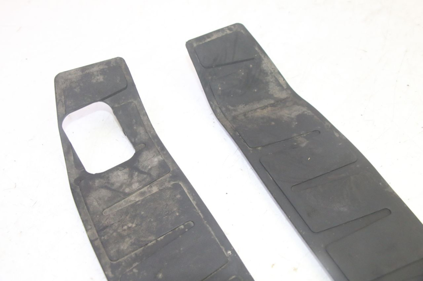 photo de TAPA REPOSAPIES GOMMA PIAGGIO MP3 HPE 350 (2018 - 2020) - Zoom estado de uso