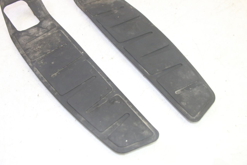 photo de TAPA REPOSAPIES GOMMA PIAGGIO MP3 HPE 350 (2018 - 2020) - Otra perspectiva