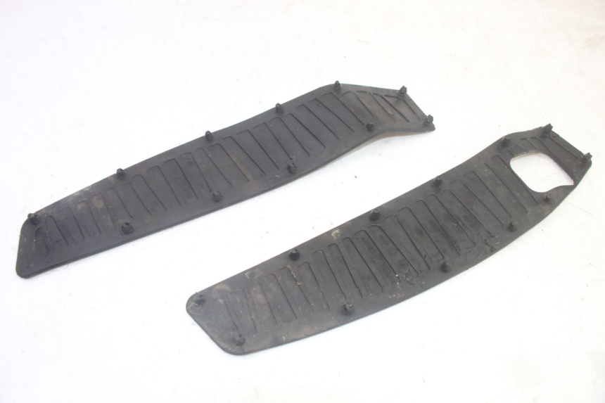 photo de TAPA REPOSAPIES GOMMA PIAGGIO MP3 HPE 350 (2018 - 2020) - Primer plano técnico