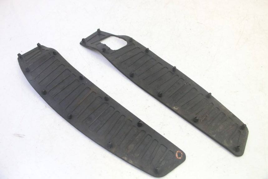 photo de TAPA REPOSAPIES GOMMA PIAGGIO MP3 HPE 350 (2018 - 2020) - Vista general del producto