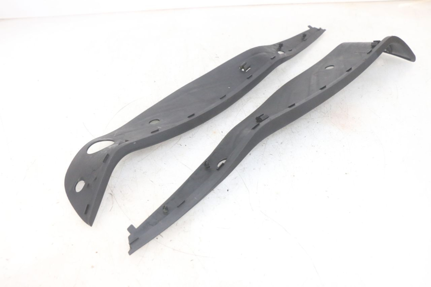 photo de TAPA REPOSAPIES GOMMA PIAGGIO MP3 HPE 300 (2019 - 2026) - Detalle de la pieza