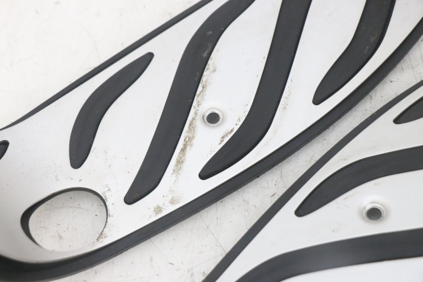 photo de TAPA REPOSAPIES GOMMA PIAGGIO MP3 HPE 300 (2019 - 2026) - Otra vista del artículo