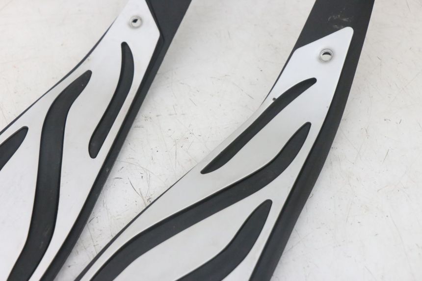 photo de TAPA REPOSAPIES GOMMA PIAGGIO MP3 HPE 300 (2019 - 2026) - Características distintivas