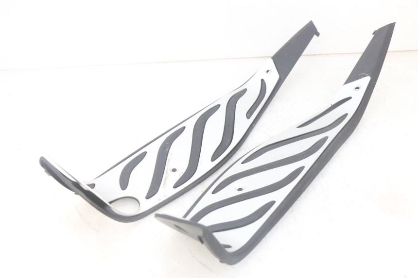 photo de TAPA REPOSAPIES GOMMA PIAGGIO MP3 HPE 300 (2019 - 2026) - Zoom sobre los componentes