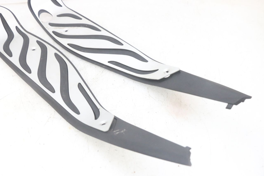 photo de TAPA REPOSAPIES GOMMA PIAGGIO MP3 HPE 300 (2019 - 2026) - Primer plano de alta resolución