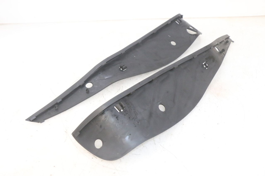 photo de TAPA REPOSAPIES GOMMA PIAGGIO MP3 HPE 300 (2019 - 2026) - Primer plano técnico