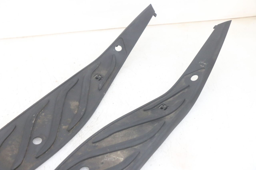 photo de TAPA REPOSAPIES GOMMA PIAGGIO MP3 HPE 300 (2019 - 2026) - Vista general del producto