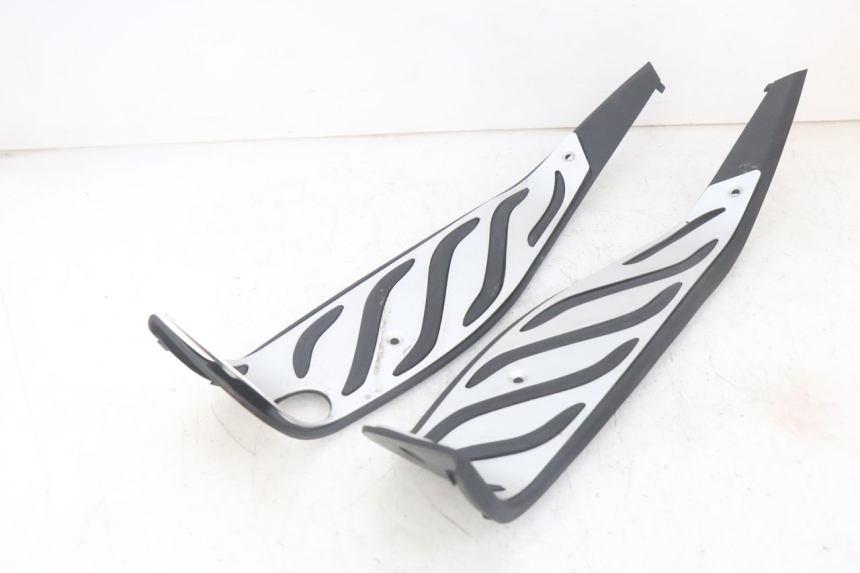 photo de TAPA REPOSAPIES GOMMA PIAGGIO MP3 HPE 300 (2019 - 2026) - Recambio usado revisado