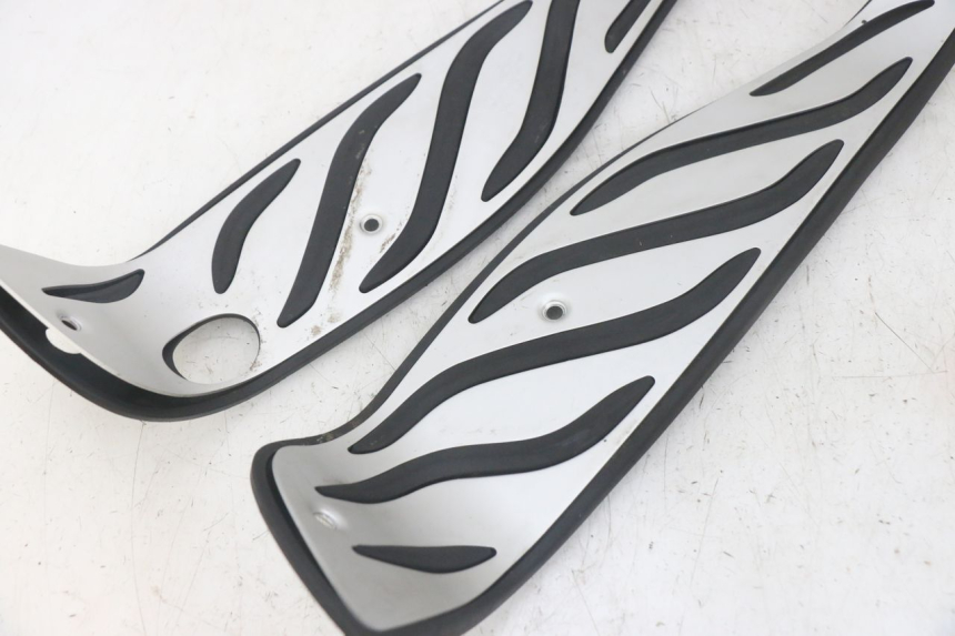 photo de TAPA REPOSAPIES GOMMA PIAGGIO MP3 HPE 300 (2019 - 2026) - Marcados y referencias originales