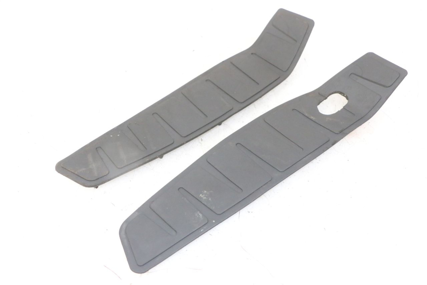 photo de TAPA REPOSAPIES GOMMA PIAGGIO MP3 LT 300 (2010 - 2016)