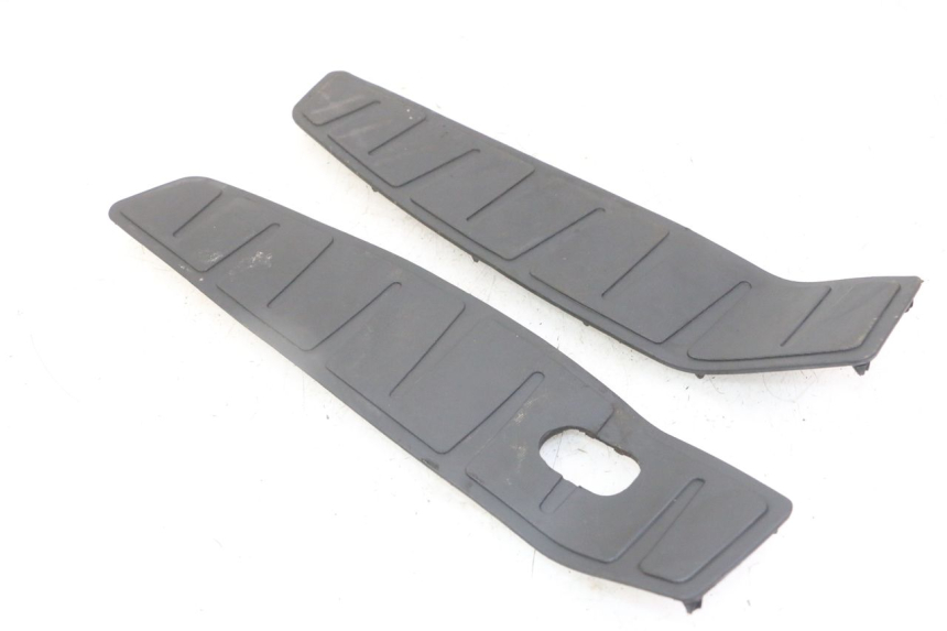photo de TAPA REPOSAPIES GOMMA PIAGGIO MP3 LT 300 (2010 - 2016)