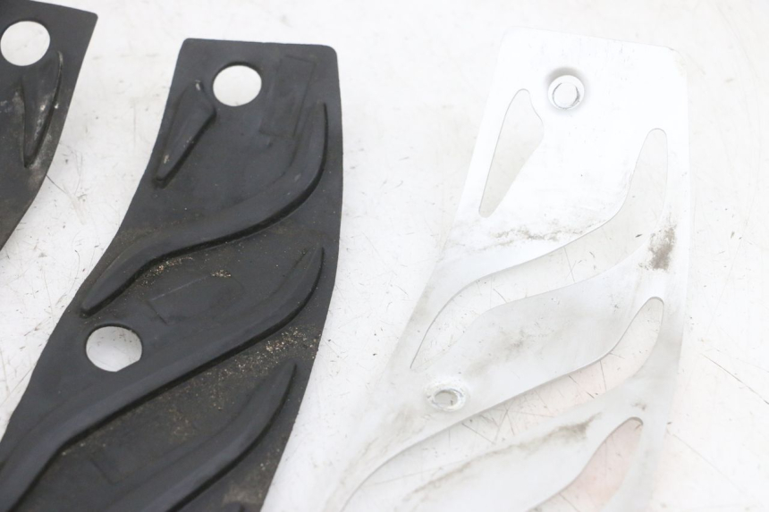 photo de TAPA REPOSAPIES GOMMA PIAGGIO MP3 500 (2016 - 2018) - Características distintivas