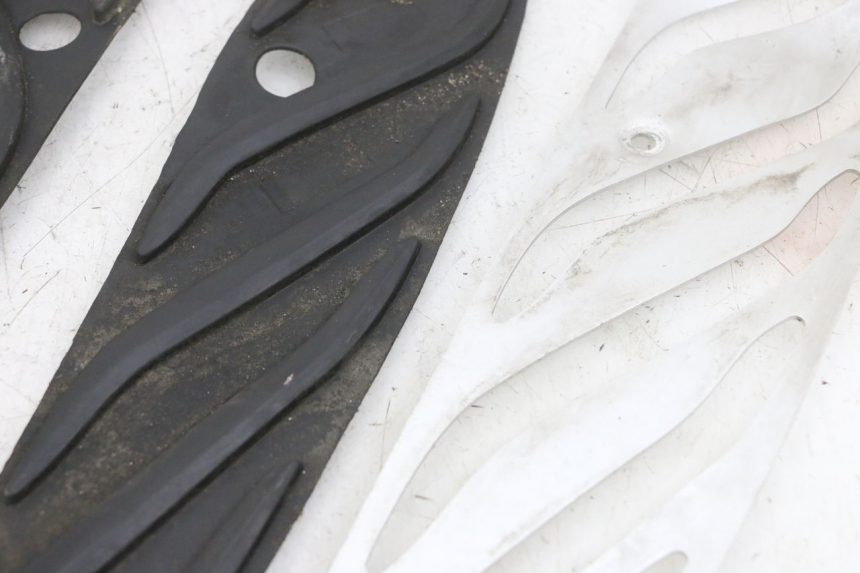 photo de TAPA REPOSAPIES GOMMA PIAGGIO MP3 500 (2016 - 2018) - Zoom sobre los componentes