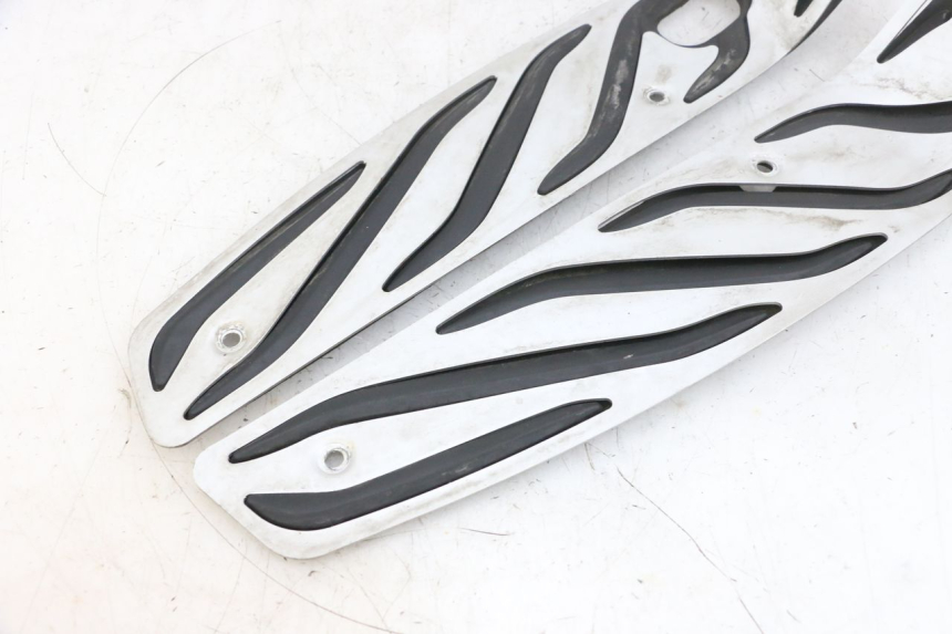 photo de TAPA REPOSAPIES GOMMA PIAGGIO MP3 500 (2016 - 2018) - Primer plano técnico