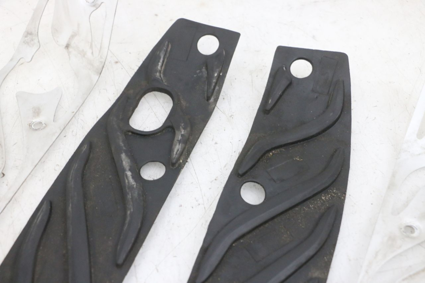 photo de TAPA REPOSAPIES GOMMA PIAGGIO MP3 500 (2016 - 2018) - Detalles de los puntos de fijación