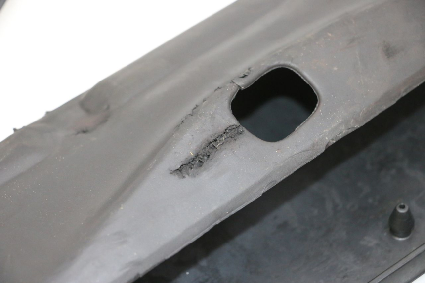 photo de TAPA REPOSAPIES GOMMA YAMAHA NEO'S CORE 1 (2022 - 2026) - Características distintivas