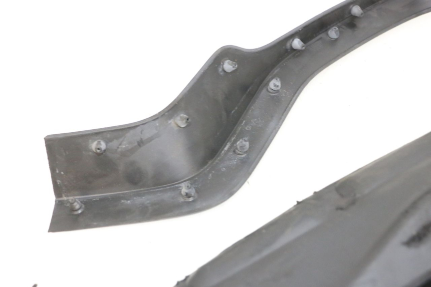 photo de TAPA REPOSAPIES GOMMA YAMAHA NEO'S CORE 1 (2022 - 2026) - Primer plano de alta resolución