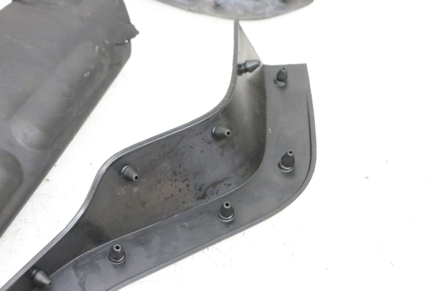 photo de TAPA REPOSAPIES GOMMA YAMAHA NEO'S CORE 1 (2022 - 2026) - Enfoque en la estructura