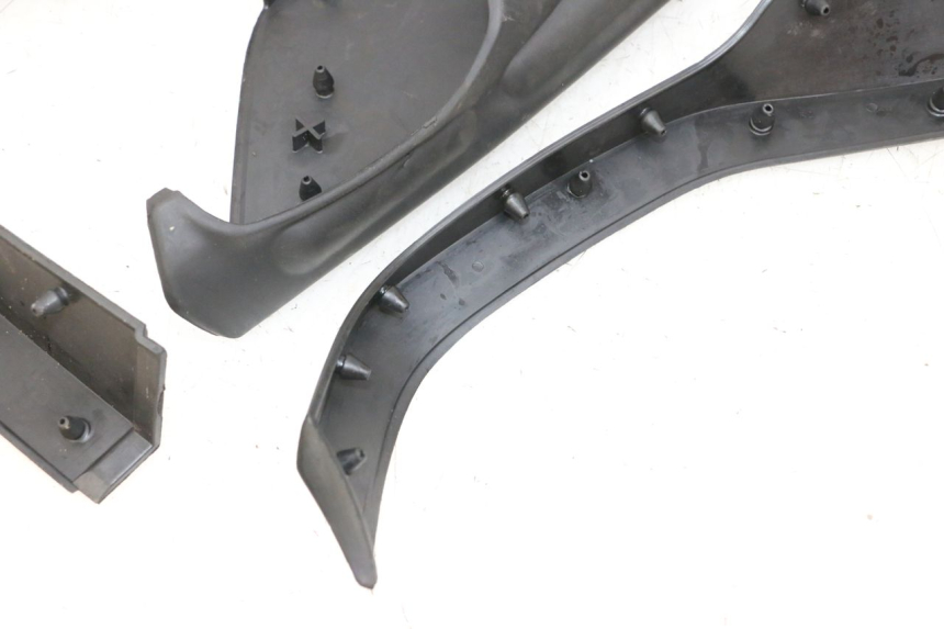 photo de TAPA REPOSAPIES GOMMA YAMAHA NEO'S CORE 1 (2022 - 2026) - Ángulo de visión alternativo