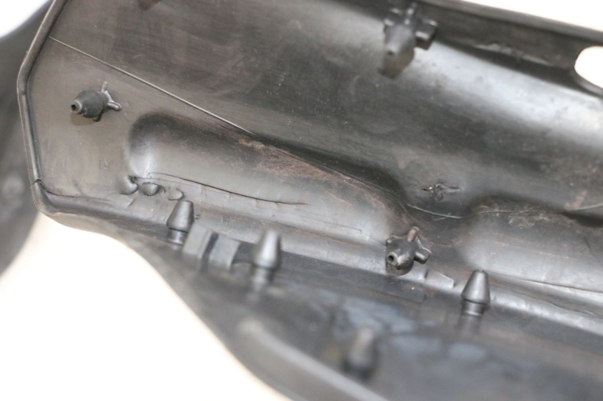 photo de TAPA REPOSAPIES GOMMA YAMAHA NEO'S CORE 1 (2022 - 2026) - Detalles de los puntos de fijación