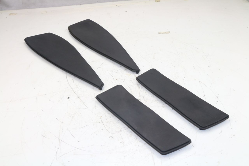 photo de TAPA REPOSAPIES GOMMA PEUGEOT SATELIS 125 (2013 - 2018)