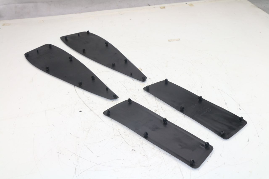 photo de TAPA REPOSAPIES GOMMA PEUGEOT SATELIS 125 (2013 - 2018)