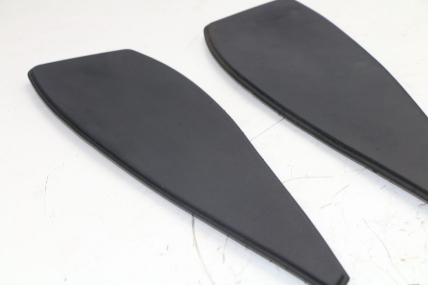 photo de TAPA REPOSAPIES GOMMA PEUGEOT SATELIS 125 (2013 - 2018)