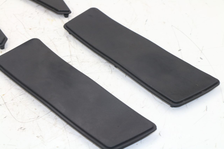 photo de TAPA REPOSAPIES GOMMA PEUGEOT SATELIS 125 (2013 - 2018)