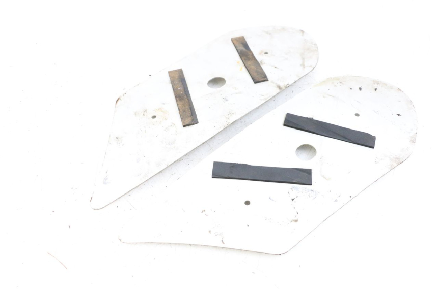 photo de TAPA REPOSAPIES GOMMA PEUGEOT STREETZONE 2T 50 (2014 - 2019)