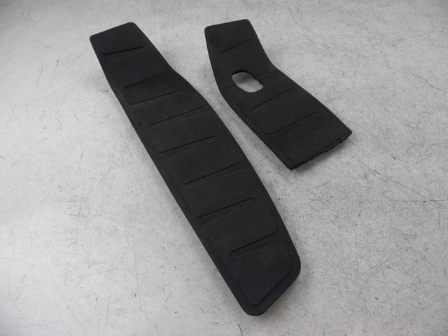 photo de TAPA REPOSAPIES GOMMA PIAGGIO MP3 LT 300 (2010 - 2016)