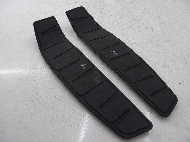 photo de TAPA REPOSAPIES GOMMA PIAGGIO MP3 RL 125 (2006 - 2014)