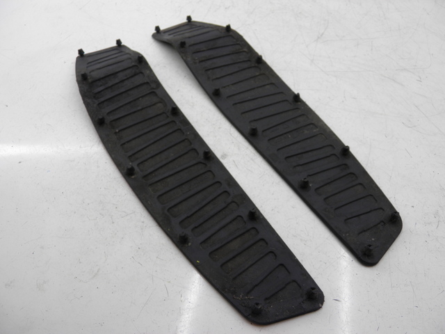 photo de TAPA REPOSAPIES GOMMA PIAGGIO MP3 RL 125 (2006 - 2014)