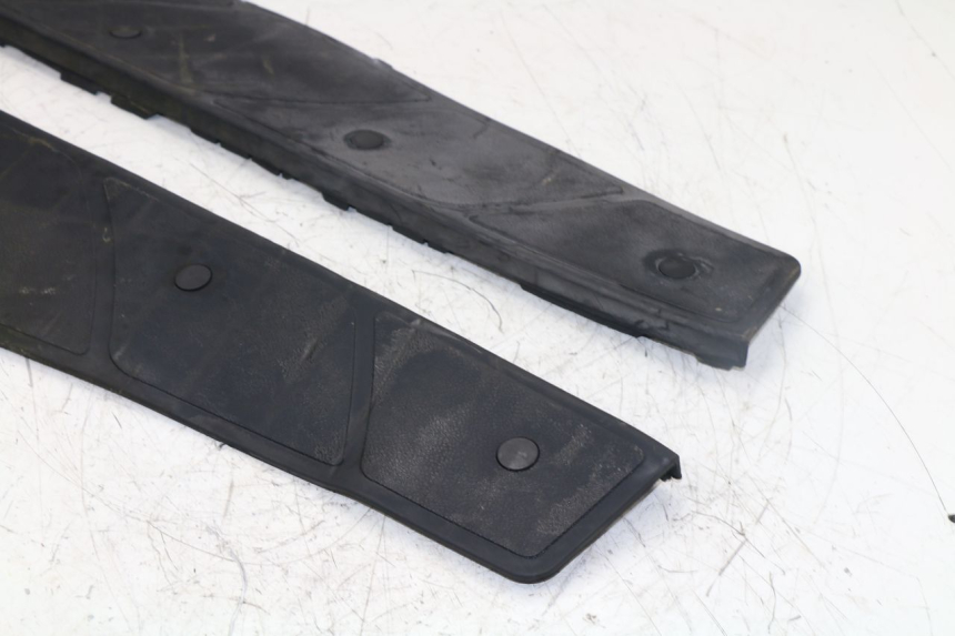 photo de TAPA REPOSAPIES GOMMA PIAGGIO X9 125 (2000 - 2003)