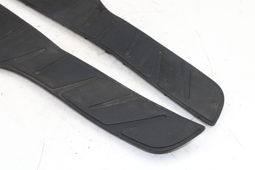 photo de TAPA REPOSAPIES GOMMA PIAGGIO XEVO - X EVO 125 (2007 - 2016)