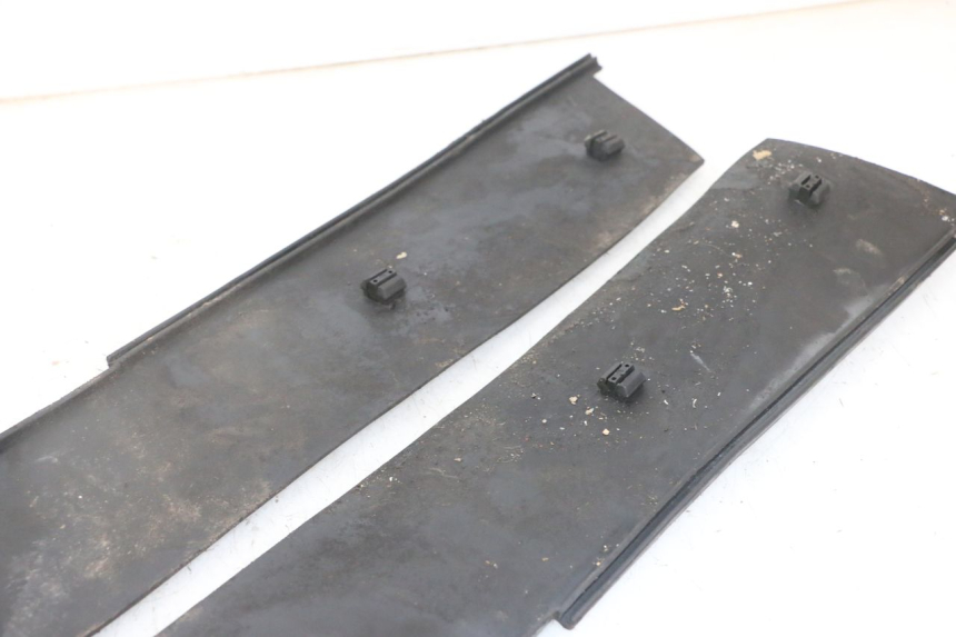photo de TAPA REPOSAPIES GOMMA PIAGGIO SUPER LX 125 (2000 - 2003)