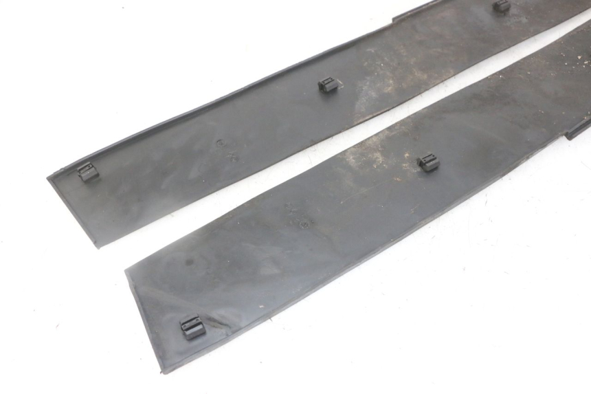 photo de TAPA REPOSAPIES GOMMA PIAGGIO SUPER LX 125 (2000 - 2003)
