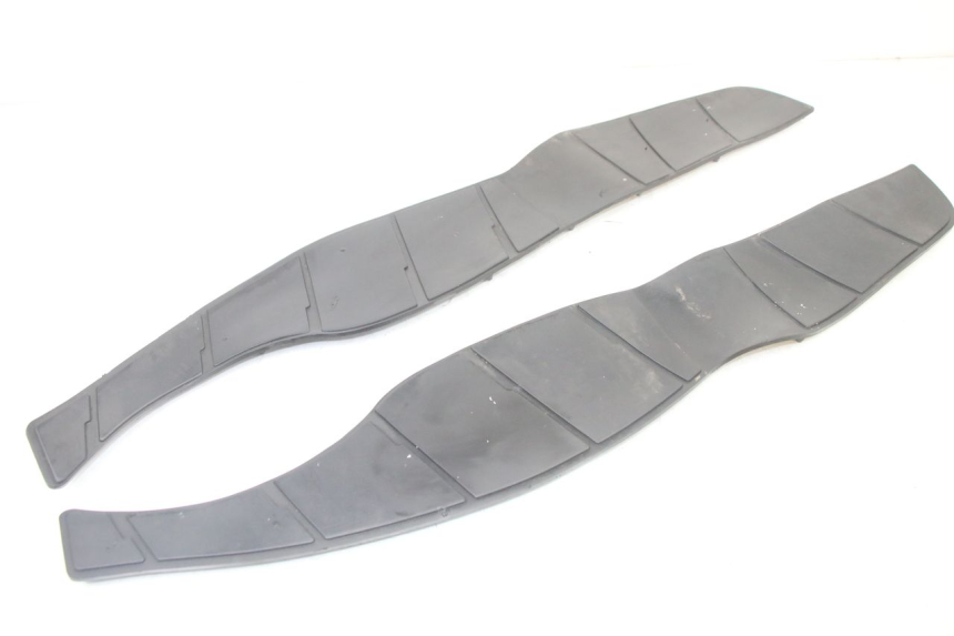 photo de TAPA REPOSAPIES GOMMA SUZUKI BURGMAN 125 (2015 - 2017)