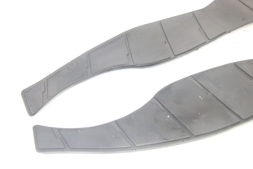 photo de TAPA REPOSAPIES GOMMA SUZUKI BURGMAN 125 (2015 - 2017)
